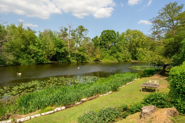 Berkeley Court, WEYBRIDGE, KT13 2 bed apartment for sale
