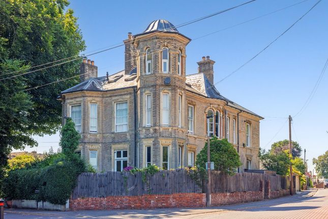 3 bedroom flat for sale