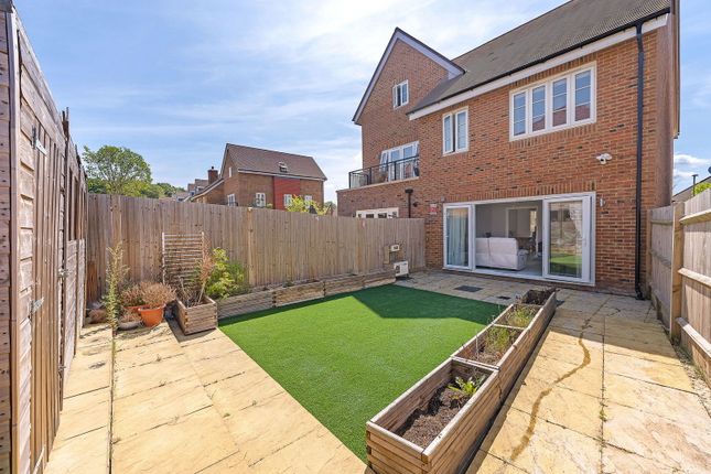 Isabella Walk, Tadworth KT20 3 bed semi