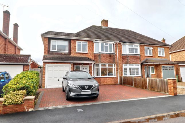 Havers Avenue, Hersham KT12 4 bed semi