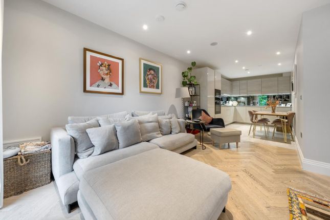 Holden Road, Woodside Park 2 bed flat for sale