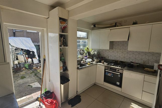 5 bedroom semi-detached house for sale