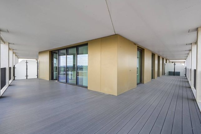 Pinnacle House, Royal Docks, London, E16 3 bed flat for sale