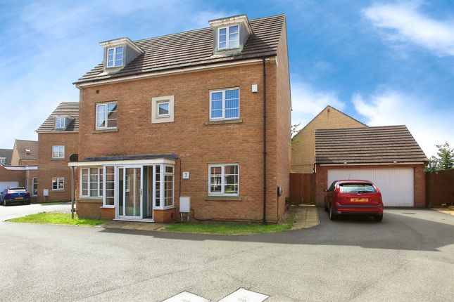 5 bed detached house