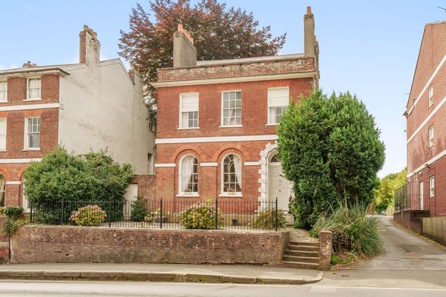 5 bed detached house