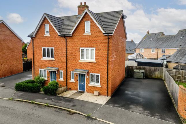 Lakeland Drive, Aylesbury HP18 3 bed semi