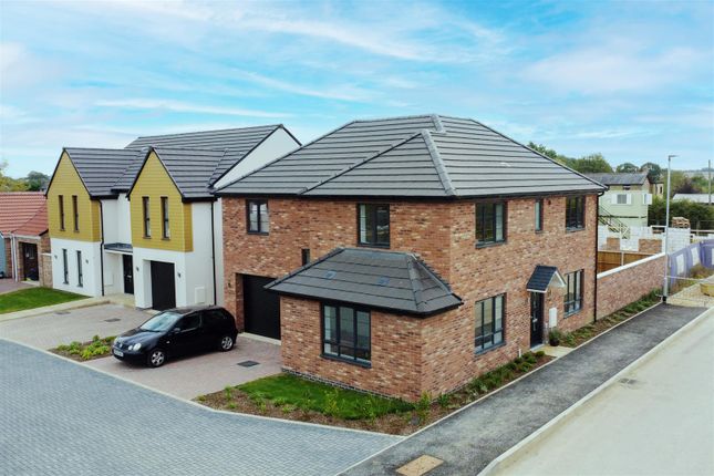 4 bed detached house