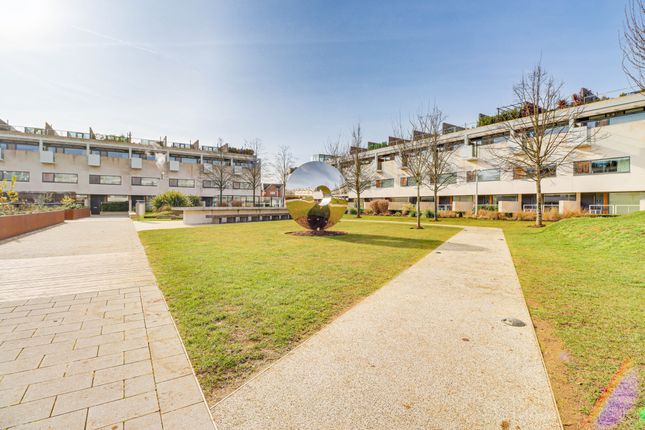 Gabriel Square, St. Albans... 2 bed flat for sale