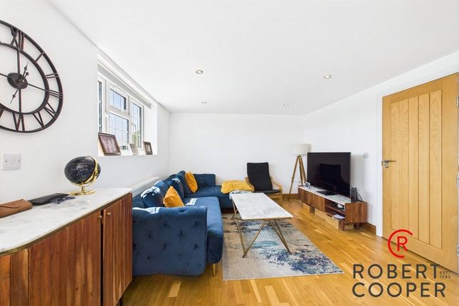 Walnut Way, Ruislip, HA4 2 bed maisonette for sale