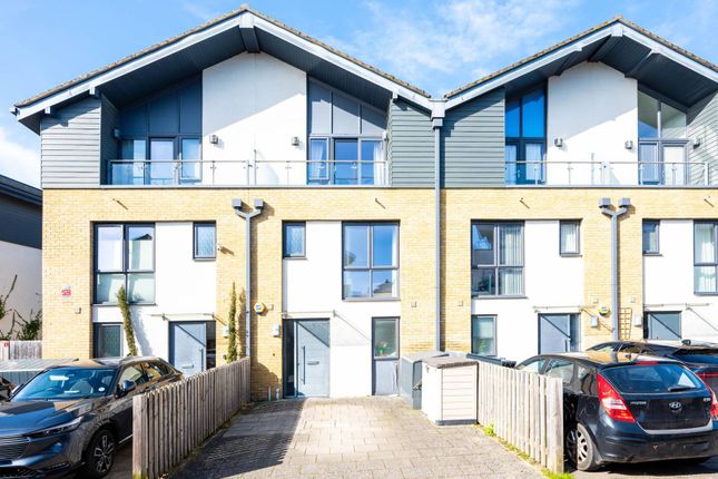 Sycamore Avenue, Woking, GU22 4 bed terraced house for sale