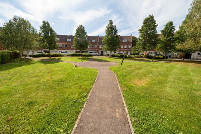 Spiro Close, Pulborough, RH20 2 bed flat for sale