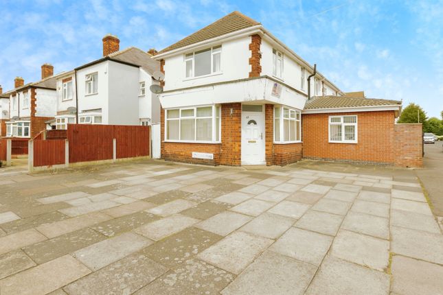 5 bed detached house