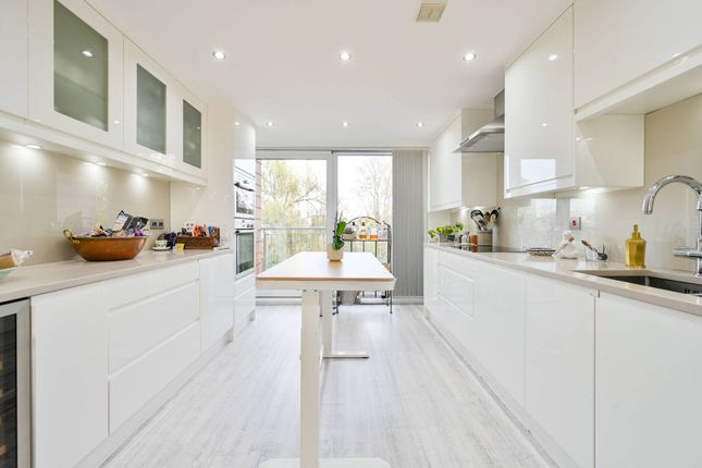 Holland Gardens, Brentford, TW8 3 bed flat for sale
