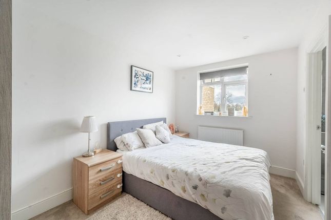 Summer Close, Colindale, LONDON, NW9 3 bed flat for sale