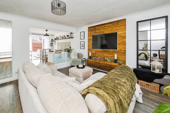 3 bedroom link detached house for sale