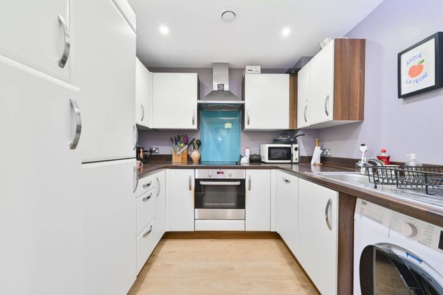 Seven Sisters, Finsbury Park, London, N4 3 bed flat for sale
