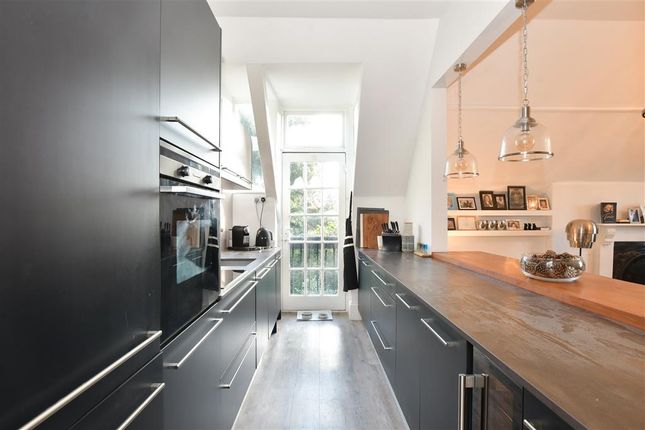 Raglan Road, Reigate, Surrey 2 bed apartment for sale