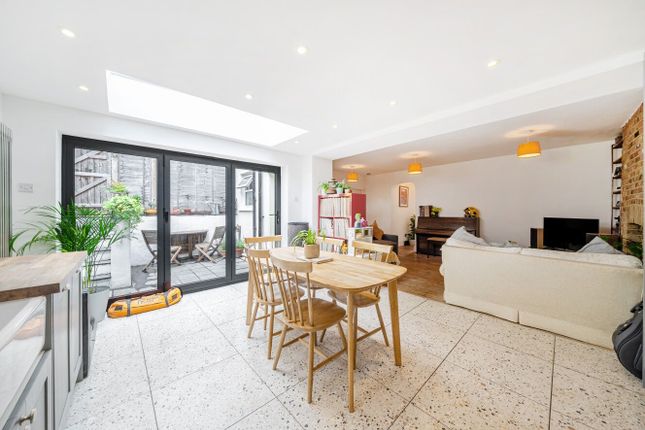 Lausanne Road, London, SE15 2 bed flat for sale