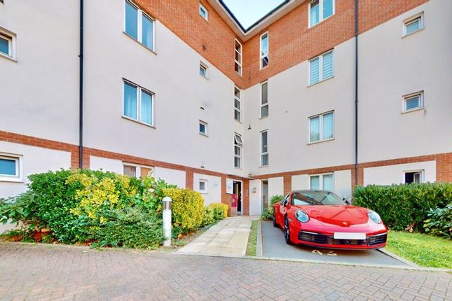 Chadwick Gardens, Uxbridge, UB8 2 bed apartment for sale