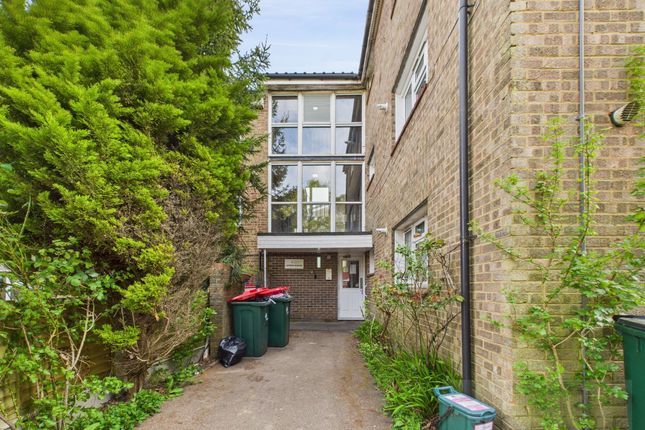Lansbury Road, Crawley RH11 2 bed flat for sale