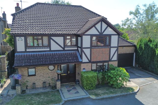 Windsor Gardens, Ash GU12 4 bed detached house for sale