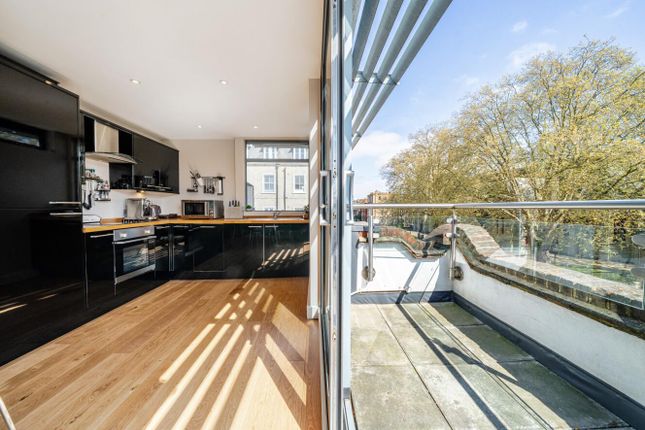 Queenstown Road, Battersea, London, SW8 2 bed flat for sale