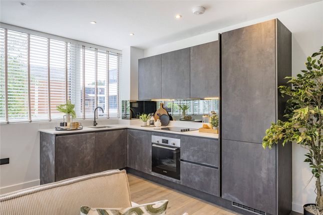 Rosemount Avenue, Surrey KT14 1 bed flat for sale