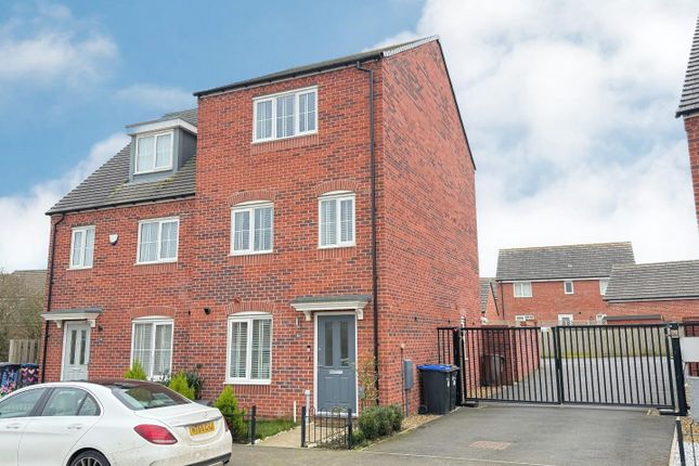 Mayfly Road, Northampton NN4 4 bed semi