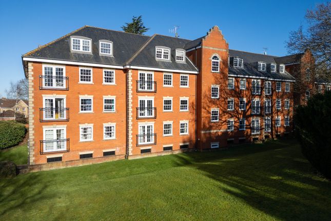 Montague Close, Wokingham RG40 2 bed apartment for sale