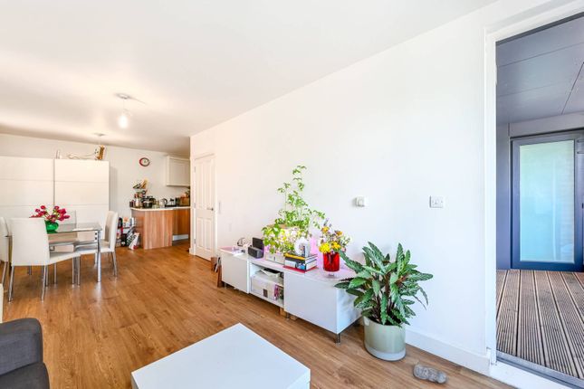 Seven Sisters Road, Finsbury Park... 3 bed flat for sale