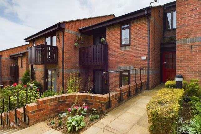 Paynes Court, Buckingham 2 bed apartment for sale
