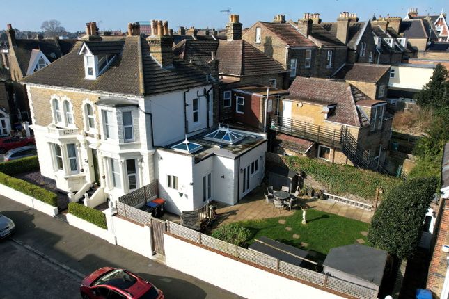 5 bed detached house