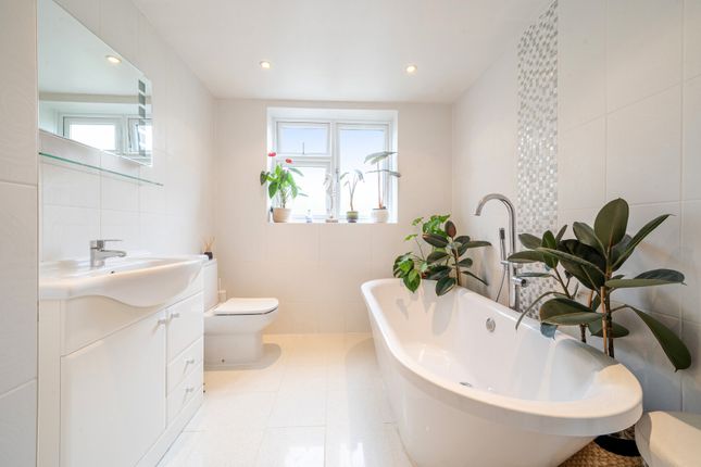 Beauly Way, Rise Park RM1 4 bed detached house for sale