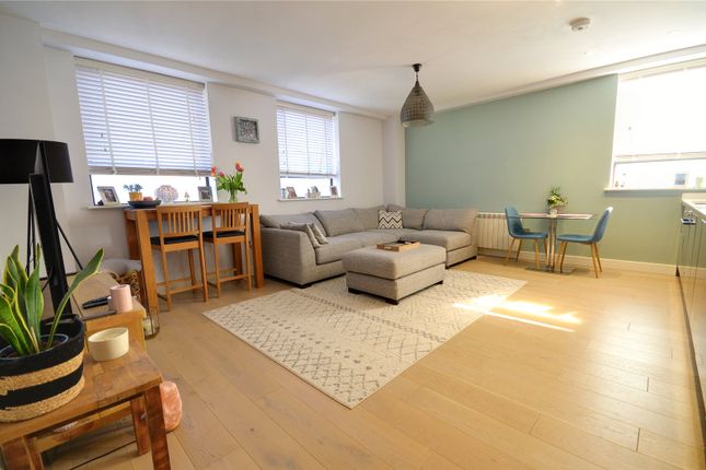 East Grinstead, West Sussex, RH19 2 bed apartment for sale