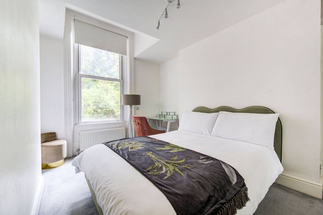 Warwick Road, Earls Court, London, SW5 2 bed flat for sale