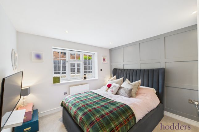 London Street, Chertsey, Surrey, KT16 2 bed apartment for sale