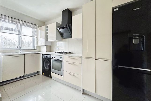 Fairfield Crescent, Edgware 2 bed maisonette for sale