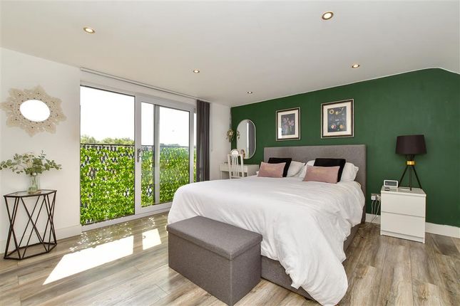 Pinewood Way, Hutton, Brentwood, Essex 4 bed semi