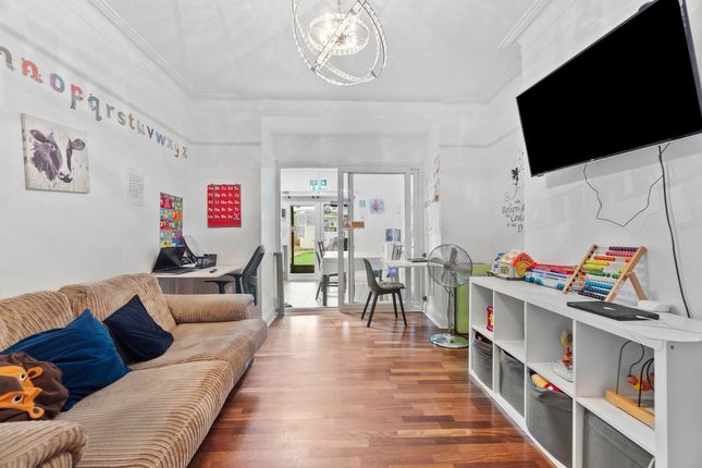 6 bed semi-detached house
