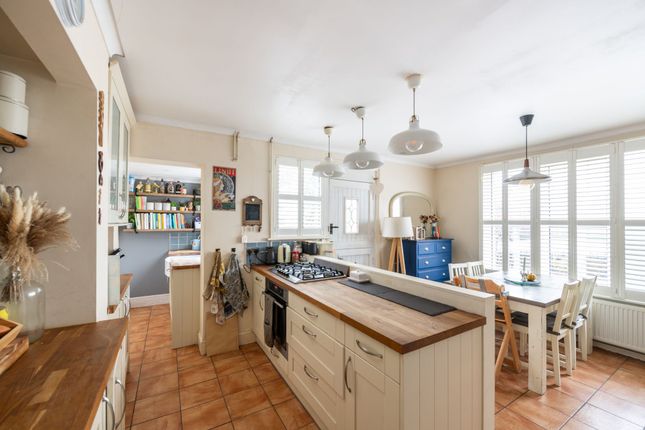 Victoria Road, Redhill, RH1 2 bed detached house for sale