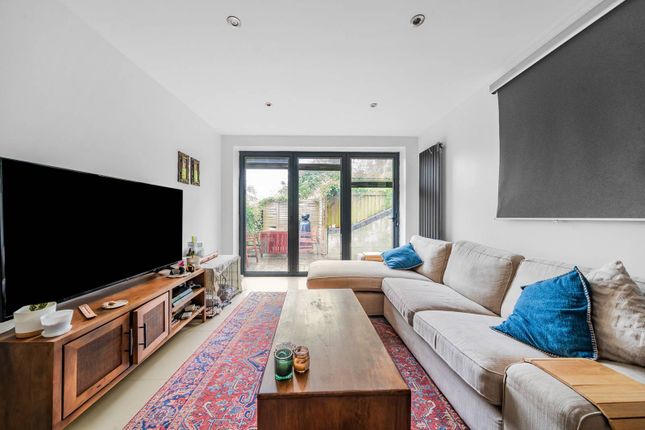 East Acton, East Acton, London, W12 2 bed detached house for sale