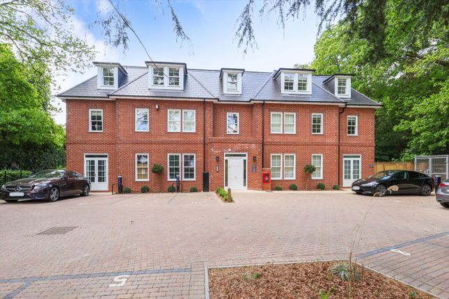 St. Georges Avenue, Weybridge... 2 bed flat for sale
