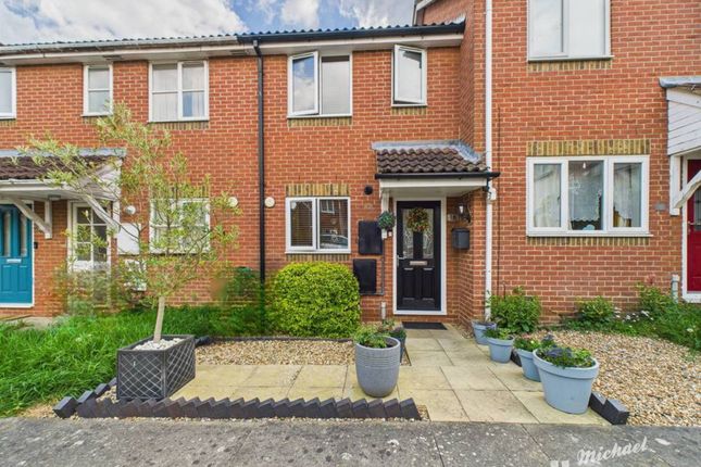 Plough Close, Aylesbury, Buckinghamshire 2 bed terraced house for sale