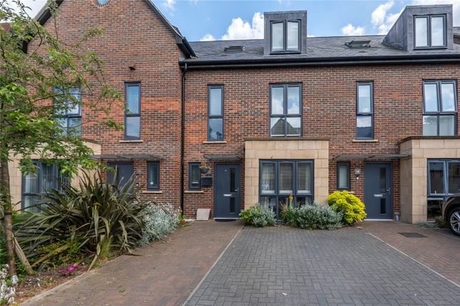 Frances Drive, Bedfordshire LU6 4 bed terraced house for sale