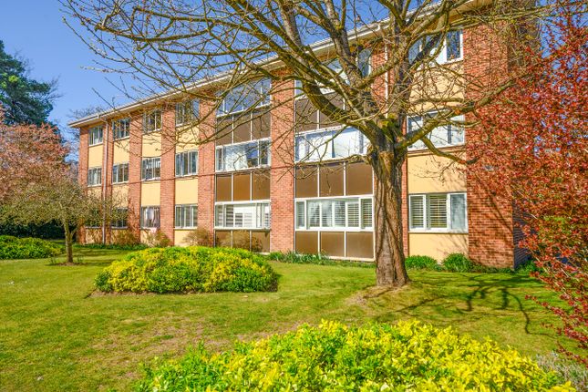 Brockley Combe, Weybridge, KT13 2 bed apartment for sale