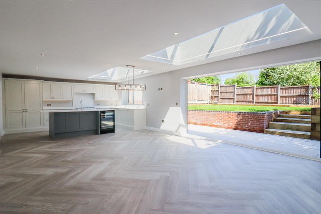 6 bedroom detached house for sale