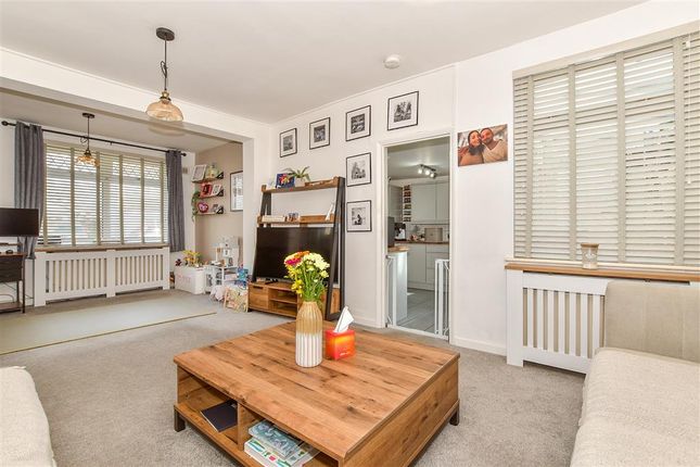Dengemarsh Road, Lydd, Romney Marsh... 2 bed ground floor flat for sale