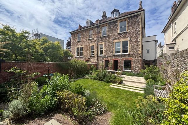 6 bedroom semi-detached house for sale