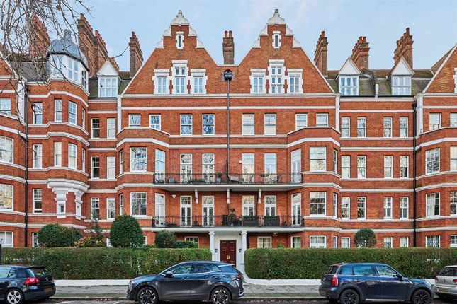 Prince Of Wales Drive, London SW11 3 bed flat for sale