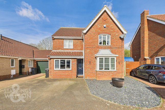 Peacock Chase, Wymondham, Norwich 4 bed detached house for sale